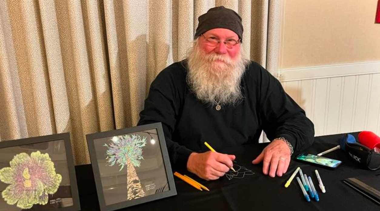Photo of Chicago artist ken reif drawing nature themed artwork at an event